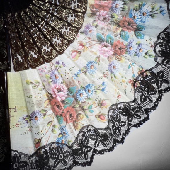 Vintage Floral Lace-Edged Fan - Picture 3 of 7